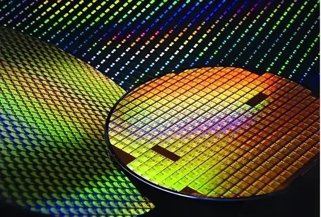 2024年，中美7月芯片出口額斷崖差距：美國(guó)154億，中國(guó)是多少？(圖6)